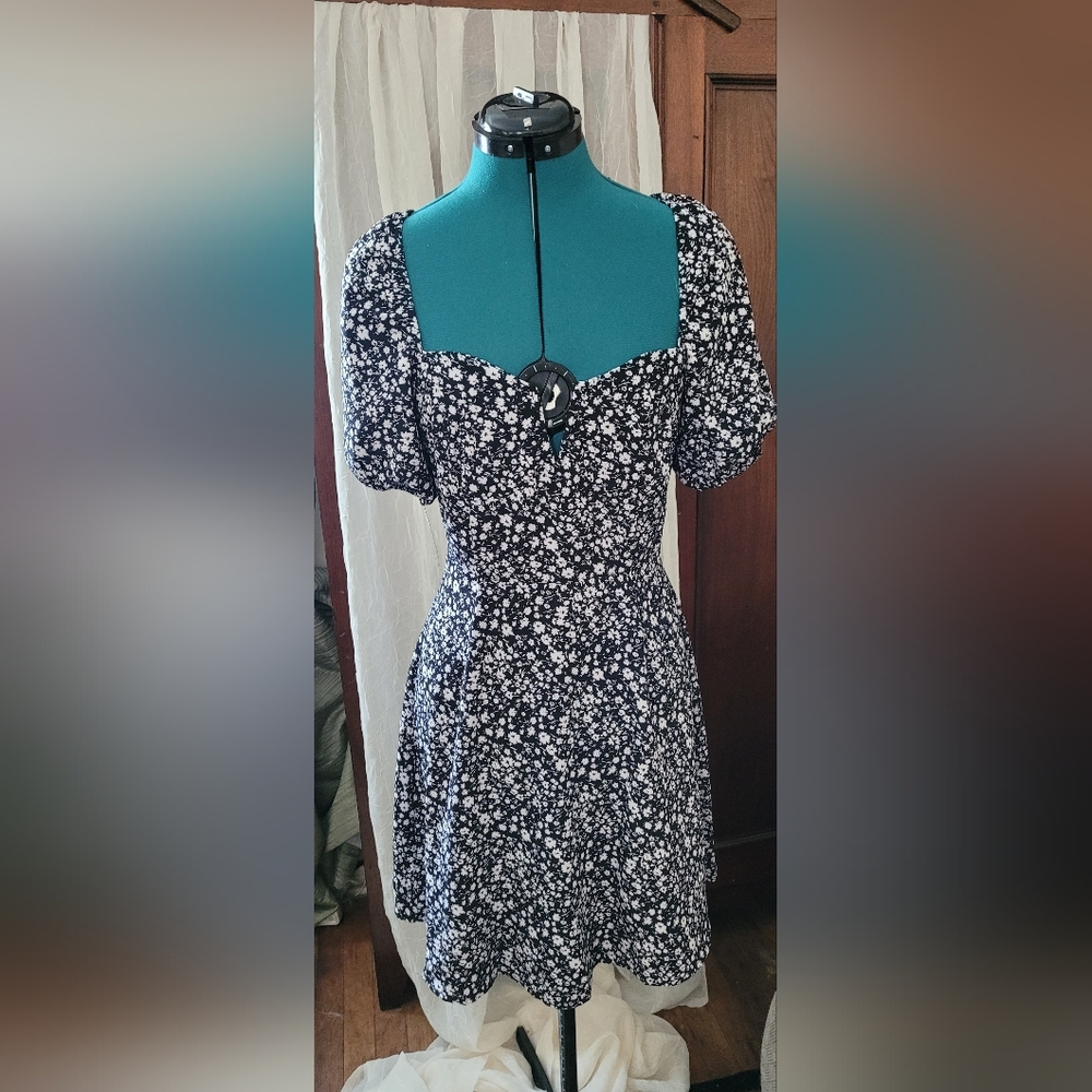 Vinnie Louise NWT Floral Dress Sz Small